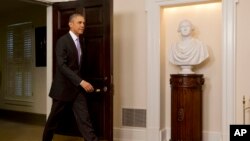 Tổng Thống Hoa Kỳ Barack Obama đến phòng Nội các Tòa Bạch Ốc.