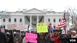 Cambodians called for the release of CNRP opposition leader Kem Sokha at a mass rally in front of the White House, in Washington, D.C., Sunday, December 10, 2017. (Nem Sopheakpanha/VOA)