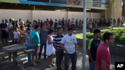 Residents wait in line to be vaccinated against yellow fever at a field hospital in Casimiro de Abreu, Brazil, March 17, 2017. The small city in the state of Rio de Janeiro is on high alert after authorities confirmed the death of one man from yellow fever and are investigating several other possible cases. 