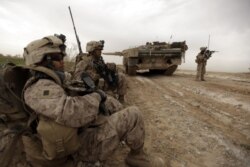 美國海軍陸戰隊在阿富汗馬爾亞城邊東北方一條交通要道巡邏時經過一輛丹麥陸軍豹2A5坦克。（2010年2月21日）