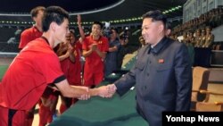 북한 김정은 국방위원회 제1위원장(오른쪽)이 '청년절'인 28일 김일성 경기장에서 '횃불컵' 1급 남자축구 결승전을 관람했다고 조선중앙통신이 보도했다.