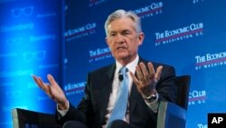 Federal Reserve Board Chair Jerome Powell talks with Carlyle Group co-CEO David Rubenstein during the Economic Club of Washington luncheon, in Washington, Jan. 10, 2019. 