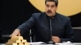 TT Venezuela Nicolas Maduro,với một chồng thỏi vàng nặng 12 Kg. Photographer: Carlos Becerra/Bloomberg
