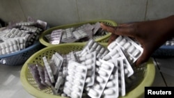 Distribution d'antirétroviraux à Nairobi, le 10 septembre 2015. (REUTERS/Thomas Mukoya)