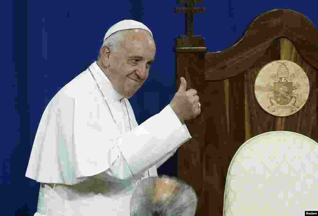 Pope Francis oo suul ku sallaamaya maxaabiis ku sugan Curran-Fromhold Correctional ee magaalada Philadelphia.
