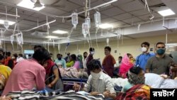 مبتلایان به دنگی در شهر دهلی نو هند در بخش اورژانس یک بیمارستان دولتی. (رویترز، ۲۶ اکتبر ۲۰۲۱)
