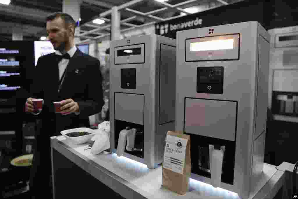 دستگاه قهوه ساز ساخت یک شرکت آلمانی در نمایشگاه کالاهای الکترونیکی لاس وگاس در معرض دید بازدیدکنندگان قرار گرفت.