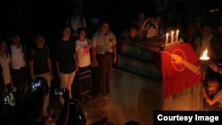 သမဂၢျမက္ခင္းျပင္ေပၚက ေဆာက္လုပ္ေရး ဗကသ ဆႏၵျပကန္႔ကြက္ (All Burma Federation of Student Unions - Photo credit-Phyo Dana) 