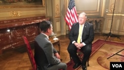 Yon lòt ang ki montre chèf diplomasi amerikèn nan, Mike Pompeo, ki t ap reponn kesyon Gesell Tobías (VOANoticias.com).