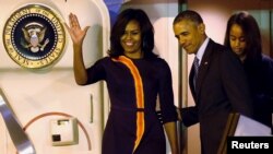 Presiden Amerika Serikat Barack Obama dan ibu negara Michelle Obama bersama kedua puteri mereka Malia (kanan) dan Sasha (tidak terlihat dalam gambar) setibanya di bandara internasional Buenos Aires (23/3).