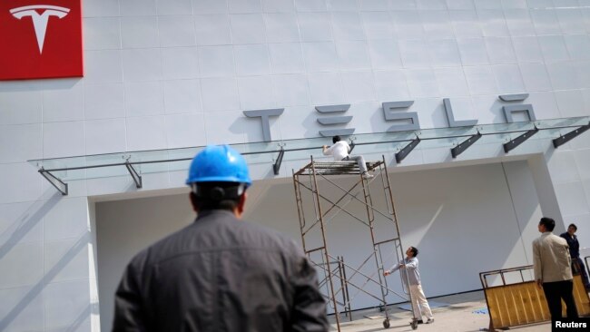 中国工人在上海建造一个特斯拉汽车的展示厅。（资料照片）
