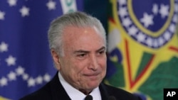 Presiden Brazil, Michel Temer, hadir dalam upacara pelantikan Menteri Kehakiman yang baru, Torquato Jardim di istana presiden Planalto di Brasilia, Brazil, hari Rabu, 31 Mei 2017 (foto: AP Photo/Eraldo Peres)