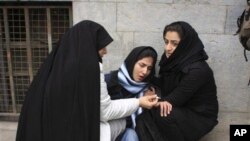 Iranian students help each other during a protest. (file)