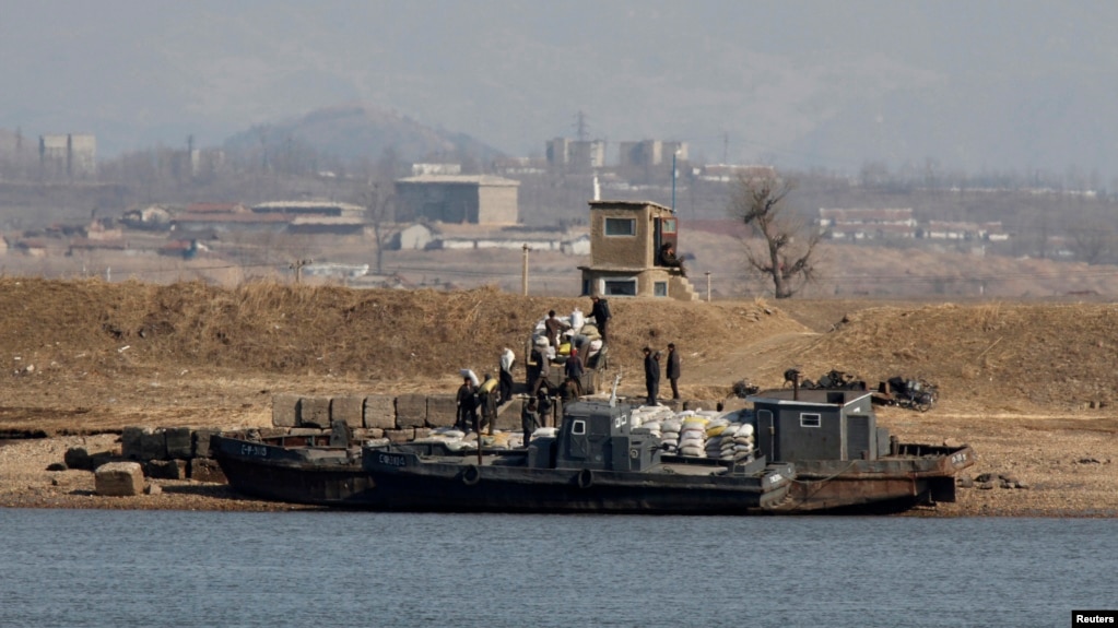 중국과 접한 북한 신의주에서 주민들이 배에 실린 쌀포대를 내리고 있다. (자료사진)