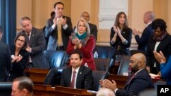 Tribunal de Alexandria, donde varios delegados discuten la orden ejecutiva del presidente Trump, que bloquea temporalmente a los musulmanes de ciertos países a entrar a los Estados Unidos.