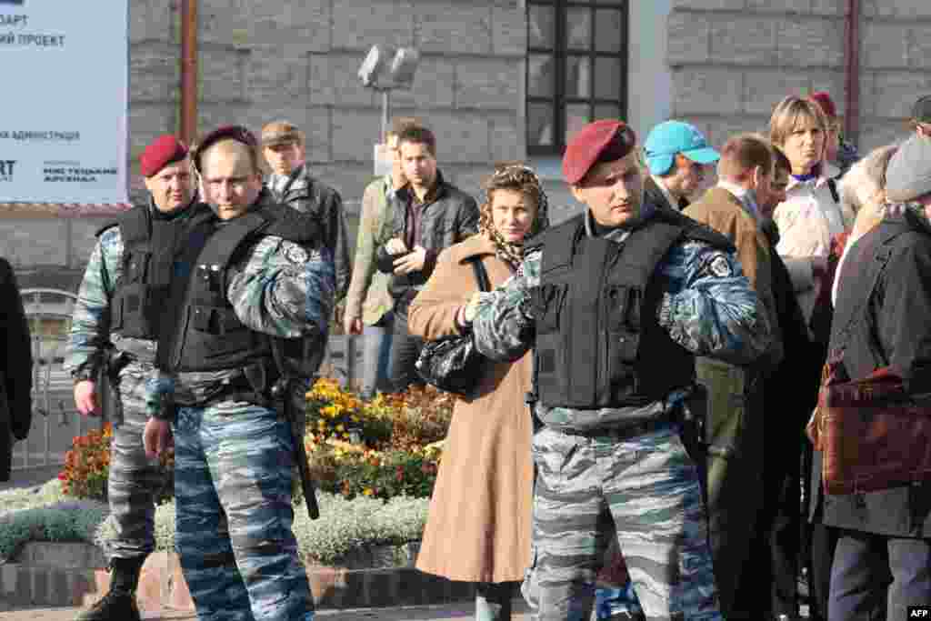 Бойцы спецподразделения милиции «Беркут» охраняют несколько десятков участников «Русского марша»