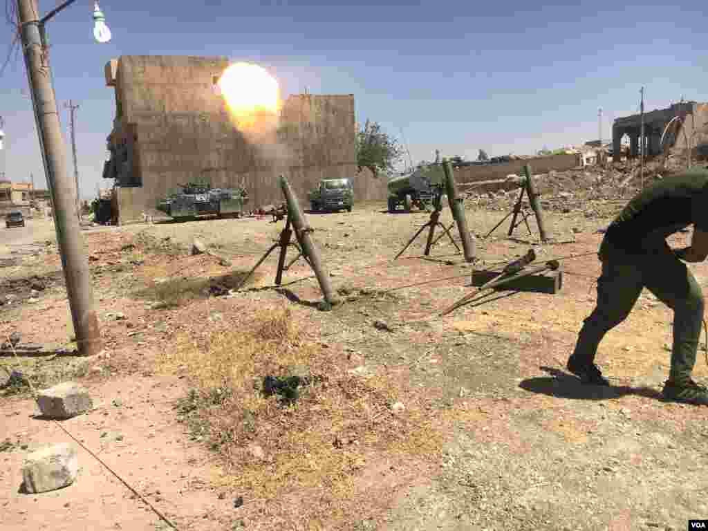 Iraqi Rapid Response unit members fire toward the IS militant positions in al-Zanjili neighborhood in Mosul, Iraq, May 31, 2017. (K.Omar/VOA)