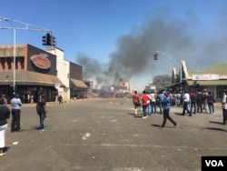 FILE - Protests are set to return to streets of Harare over proposed bondnotes following the expiration of a police month-long ban of demonstrations, Harare, Zimbabwe, Aug. 26, 2016. (S. Mhofu).