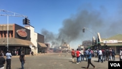 Protests are set to return to streets of Harare over proposed bond notes following the expiration of a police month-long ban of demonstrations, Harare, Zimbabwe, Aug. 26, 2016. (S. Mhofu). Since July, Zimbabweans have been protesting against human rights a