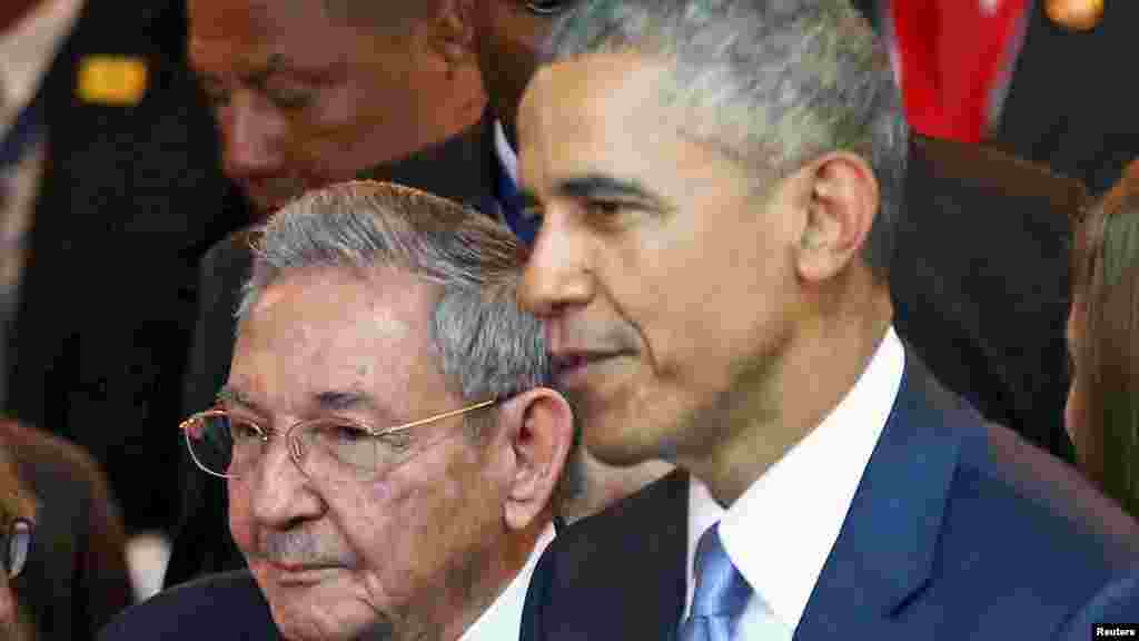 Rais Raul Castro (kushoto) akisimama pamoja na Rais Barack Obama kabla ya kufunguliwa rasmi mkutano wa saba wa viongozi wa mabara ya Amerika mjini Panama, April 10, 2015.