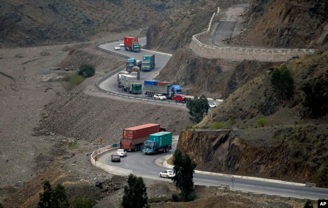 Trucks carry goods on the way to neighboring Afghanistan through the Khyber Pass in Pakistani tribal area, March 21, 2017. A Pakistani border official says hundreds of trucks have crossed into Afghanistan from Pakistan after the border reopened for the first time in more than a month.