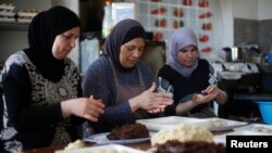 Para perempuan di Ramallah, Palestina, membuat penganan manis pada bulan Ramadan. (Foto: Dok)