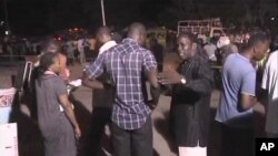 Watu wakikusanyika baada ya mripuko wa Mombasa.