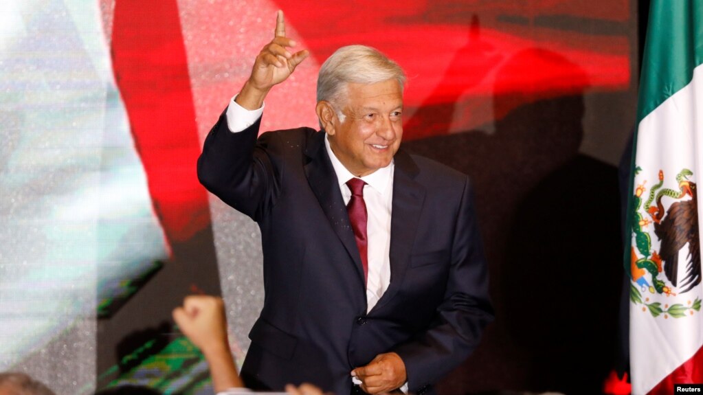 El presidente electo de México, Manuel López Obrador, dice que va a estar siempre con los pies en la tierra.