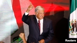좌파 성향의 안드레스 마누엘 로페스 오브라도르 멕시코 대통령 후보가 1일 선거에서 당선된 후 멕시코 시티에서 지지자들을 향해 연설하고 있다. 