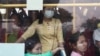 ရန်ကုန်မြို့ ဘတ်စ်ကားပေါ်က နှာခေါင်းစည်းတပ်ထားတဲ့ အမျိုးသမီး (ဇန်နဝါရီ ၂၉ ၊ ၂၀၂၀)