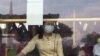 ရန်ကုန်မြို့ ဘတ်စ်ကားပေါ်မှာ နှာခေါင်းစည်းတပ်ထားတဲ့ အမျိုးသမီး တဦး (ဇန်နဝါရီ ၂၉၊ ၂၀၂၀)
