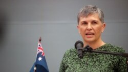 Duta Besar Australia untuk Indonesia, Penny Williams, berpidato menyampaikan tujuan kedatangan HMAS Canberra ke Jakarta, Indonesia, pada 25 Oktober 2021. (Foto: VOA/Indra Yoga)