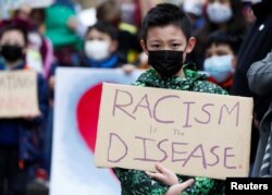 Ethan Yang, 11, saat ikut dalam protes kebencian anti-Asia di Hing Hay Park di Distrik Internasional Chinatown-Seattle, Washington, AS 20 Maret 2021 (Foto: Reuters)