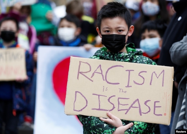 Ethan Yang, 11, saat ikut dalam protes kebencian anti-Asia di Hing Hay Park di Distrik Internasional Chinatown-Seattle, Washington, AS 20 Maret 2021 (Foto: Reuters)