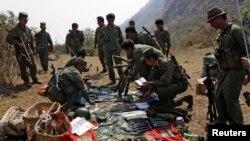 Quân nổi dậy thuộc Liên minh Dân chủ Quốc gia Myanamar (MNDAA) kiểm tra vũ khí và đạn dược tại căn cứ quân sự ở Kokang.