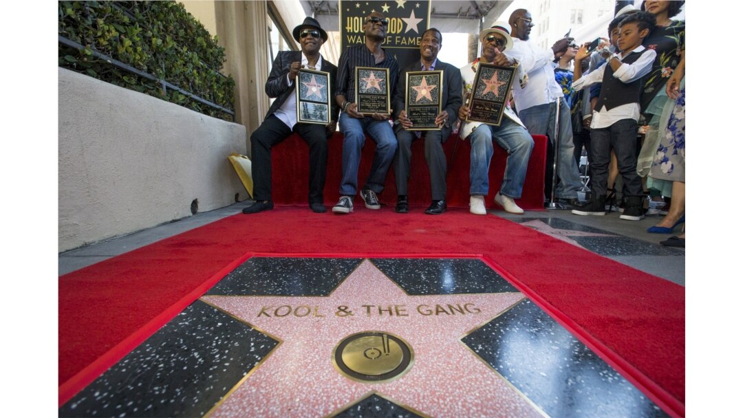 Grup musik "Kool & the Gang", Robert "Kool" Bell, George Brown, Ronald Bell dan Dennis Thomas (kanan) berpose setelah memperkenalkan bintang mereka di Hollywood Walk of Fame di Los Angeles, California, 8 Oktober 2015. (Foto: REUTERS/Mario Anzuoni)