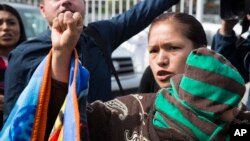 Elvira Arellano cruza la frontera en busca de asilo en protesta por la falta de una reforma de inmigración.