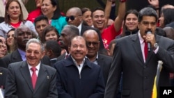 រូបឯកសារ៖ ប្រធានាធិបតីគុយបាលោក Raul Castro (ខាងឆ្វេង) ប្រធានាធិបតីនីការ៉ាហ្គាលោក Daniel Ortega (កណ្តាល) និងប្រធានាធិបតីវេ៉ណេស៊ុយអេឡាលោក Nicolas Maduro អមដំណើរគ្នានៅខាងក្រៅវិមាន Miraflores ក្នុងក្រុងការ៉ាកាស ប្រទេសវេណេស៊ុយអេឡា កាលពីថ្ងៃទី០៥ ខែមីនា ឆ្នាំ២០១៨។ 