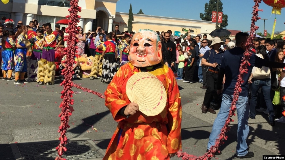 Sinh hoạt Tết tại Grand Century Mall ở San Jose. (Ảnh: Bùi Văn Phú)