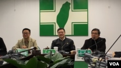 民进党党主席卓荣泰（中）2019年1月22日与外媒座谈（美国之音许宁摄影）
