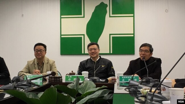 民进党党主席卓荣泰(中)2019年1月22日与外媒座谈(美国之音许宁摄影)
