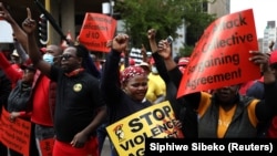 Les membres du Congrès des syndicats sud-africains (COSATU) participent à une grève nationale sur des questions telles que la corruption et le chômage devant le parlement à Johannesburg, Afrique du Sud, le 7 octobre 2020.