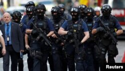 Озброєні співробітники поліції за межами ринку Боро після нападу у Лондоні, де загинуло шестеро і десятки отримали поранення. 