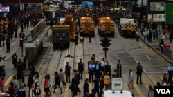 Полиция полностью расчистила от палаточного лагеря проезжую часть на улице Козвэй-Бэй. Гонконг. 15 декабря 2014 г.