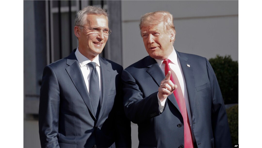 Arhiva - Predsednik SAD, Donald Tramp, gestikulira dok se obraća medijima nakon bilateralnog razgovora na radnom doručku sa generalnim sekretarom NATO, Janesom Stoltenbergom, u Briselu, Belgija, 11. jula 2018.