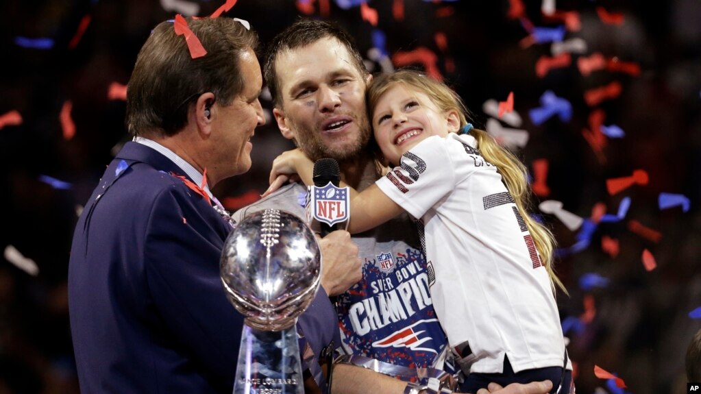 Tom Brady de los Patriots de Nueva Inglaterra sostiene a su hija, Vivian, despuÃ©s del juego del SÃºper Bowl 53 de la NFL fremte a Los Angeles Rams, el domingo, 3 de febrero de 2019, en Atlanta. 