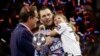 Tom Brady, des Patriotes de la Nouvelle-Angleterre soulève sa fille, Vivian, après la victoire contre les Rams de Los Angeles, le dimanche 3 février 2019 à Atlanta.