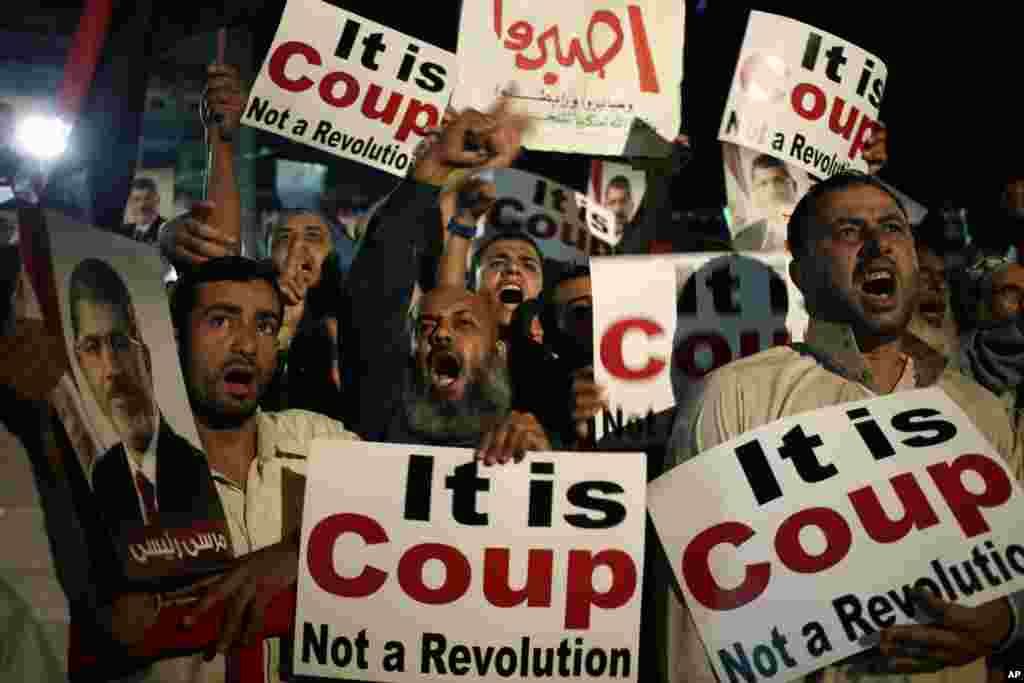 Supporters of Egypt&#39;s ousted President Mohamed Morsi chant slogans against Egyptian Defense Minister Gen. Abdel-Fattah el-Sissi in Nasr City, July 28, 2013.