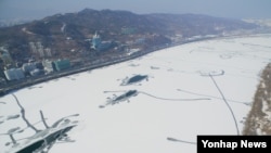 서울지역 아침기온이 영하 12도를 기록한 23일 한강 광진교 인근 구간이 얼어붙어 있다.