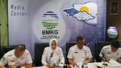 FIlE - Kepala Badan Meteorologi, Klimatologi dan Geofisika (BMKG) Dwikorita Karnawati (tengah) dalam jumpa pers di kantornya. (VOA/Fathiyah)